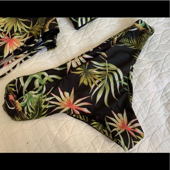 Beach Riot Hibiscus/coconut tops and Kauai bottoms - Picture 3 of 8